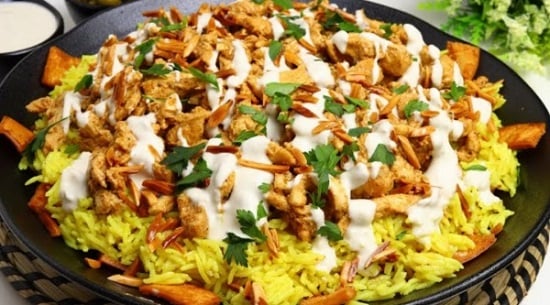 طبق رز مع شاورما + سلطة + صوص